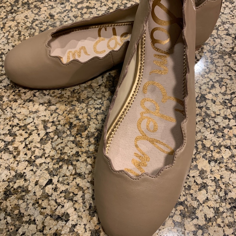 Sam Edelman Scalloped Leather Flat size 8